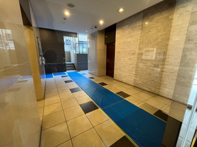 【ロビー】 | センチュリー古淵 | ロビーというと、エントランスと何がちがうの？と思いますよね。実はロビーとエントランスには明確な決まりはありません。物件によっては、エントランスを入って広がるある程度の広さのある空間がロビーとなります。