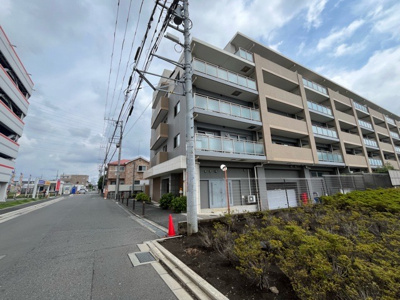 【外観】 | センチュリー古淵 | 隣家の土地はどうなっているのか、生活利便施設が近くにあるのか、学校まで近いかなど、お客様のライフスタイルにあわせたイメージが重要です。また、近くにあると困る施設が近くにないかも確認するといいでしょう。