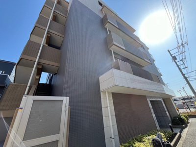 【構造・工法・仕様】 | センチュリー古淵 | ＲＣ造、Reinforced Concreteは直訳すると補強されたコンクリートです。主に柱や梁・床・壁が鉄筋とコンクリートで構成おり、鉄筋を組んだ型枠にコンクリートを流し込んで固めたものを指します。