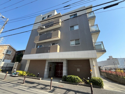 【構造・工法・仕様】 | センチュリー古淵 | ＳＲＣ造は強度や耐震性の面でもRC造と比べて優れています。そのため、10階建以上の高層または超高層マンションなどの建築にも多く採用されています。柱や梁などのサイズが小さくても高い耐震性を確保できます。