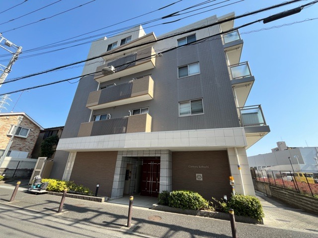 【構造・工法・仕様】 | センチュリー古淵 | ＳＲＣ造は強度や耐震性の面でもRC造と比べて優れています。そのため、10階建以上の高層または超高層マンションなどの建築にも多く採用されています。柱や梁などのサイズが小さくても高い耐震性を確保できます。