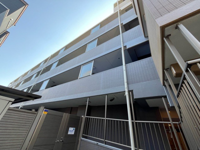 【玄関】 | センチュリー古淵 | 玄関は家の顔でもあり、家族以外の目にも止まる場所です。玄関は外との間を仕切る扉、靴などをしまっておく収納スペース、靴脱ぎのたたきスペース、来客とのやり取りをするドアホンなど複数のアイテムからなります。