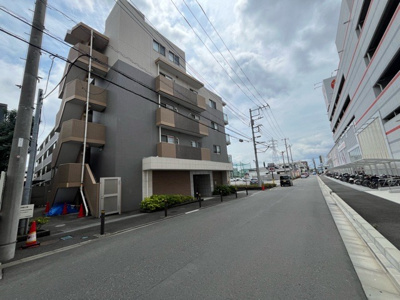 【外観】 | センチュリー古淵 | 外観はマンション管理がされているかの目安になります。築年数が古いと、壁面は劣化してひび割れが生じることも！建物が古びていても細かいところが修繕されていると、きちんと管理されているなぁと感じるでしょう。