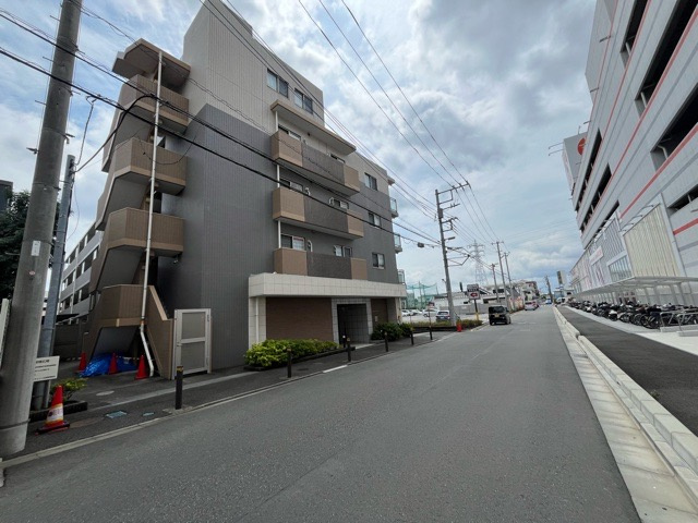 【外観】 | センチュリー古淵 | 外観はマンション管理がされているかの目安になります。築年数が古いと、壁面は劣化してひび割れが生じることも！建物が古びていても細かいところが修繕されていると、きちんと管理されているなぁと感じるでしょう。