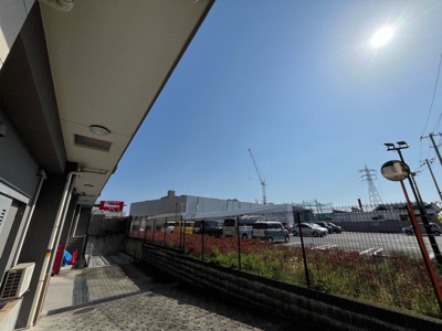 【展望】 | センチュリー古淵 | 眺望の良さを楽しめるダイニングキッチンで家族団らんの時間を過ごしてはいかがでしょうか。バルコニーから見える景色を家族で眺める時間は、時間が経つのを忘れてしまいそうですね。是非、現地を見に行きましょう！