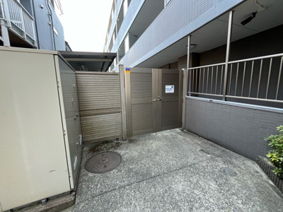 【駐輪場】 | センチュリー古淵 | マンションの駐輪場は、事前に空きがあるか確認を取ると安心です。せっかく入居したのに駐輪スペースがない！なんてことになったら大変ですよね。そこで、内見時や購入前にはまず事前に確認しておくと良いでしょう。