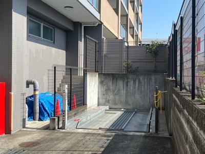 【駐車場】 | センチュリー古淵 | 車一台あたりに必要なスペースは、標準サイズの普通自動車で横幅2m50cm、長さ5mは必要になります。ただし、乗降のことも考慮して横幅3m30cm、長さ5m50cmほどは確保できるところを選びましょう。