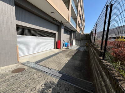 【駐車場】 | センチュリー古淵 | 駐車場と明記されていても、最小スペースでつくられた駐車場だと大型車は駐車できなかったり、出入りしにくくなったりする可能性があります。お車のサイズと購入したい物件の駐車場のサイズを現地で確認しましょう。