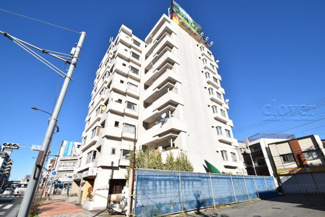 【外観】 | 青空によく映える建物です。手入れの行き届いた外壁やマンション正面エントランスなど、綺麗な姿をぜひ一度、現地にてご覧ください。～即日のご見学可能～　お問合せはお気軽にどうぞ。
