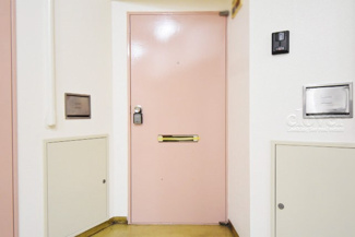 【その他共用部分】 | 皆様をお迎えする、お部屋の玄関ドア。開けやすさや開放角度、ドアノブの操作しやすさや鍵の形状などを、現地で一度ご確認ください。～即日のご見学可能～　お問合せはお気軽にどうぞ。
