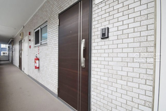 【その他共用部分】 | ダブルロック式の玄関ドアが皆様をお出迎え。お部屋のセキュリティの観点からも、うれしい設備ですね。玄関の色もシックで良い感じです。～即日のご見学可能～　お問合せはお気軽にどうぞ。