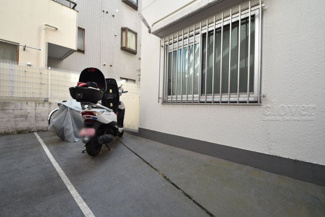 【駐車場】 | バイク置き場。空き区画の有無や駐輪料金、サイズおよび排気量規定などについては、改めてお問い合わせください。～即日のご見学可能～　お問合せはお気軽にどうぞ。
