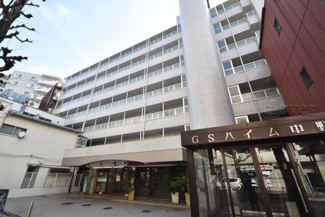 【外観】 | 手入れの行き届いた外壁やエントランスなど、「見ればわかる」レベルで清潔感を保ったマンションです。築年数を感じさせない姿で皆様をお出迎えします。～即日のご見学可能～　お問合せはお気軽にどうぞ。
