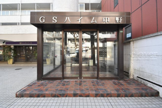 【エントランス】 | お客様を、そして住人を出迎えてくれるマンションのエントランス。ゴミが落ちていないことからも、管理状態の良さや住民の節度の高さが見て取れます。～即日のご見学可能～　お問合せはお気軽にどうぞ。
