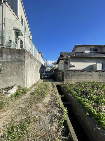 糸島 波多江駅南1丁目 土地の前面道路含む現地写真|敷地前の通路は約2ｍと狭いです。