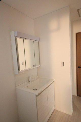 【独立洗面台】 | 《仲介手数料無料》南区大字広ヶ谷戸557-9(R号棟)新築一戸建 | 撮影日 3025年6月2日 16:00 晴れ