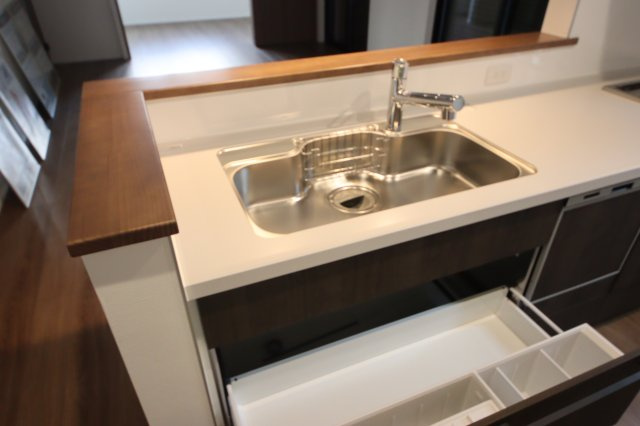 【キッチン】 | 《仲介手数料無料》南区大字広ヶ谷戸557-9(R号棟)新築一戸建 | 撮影日 3025年6月2日 16:00 晴れ