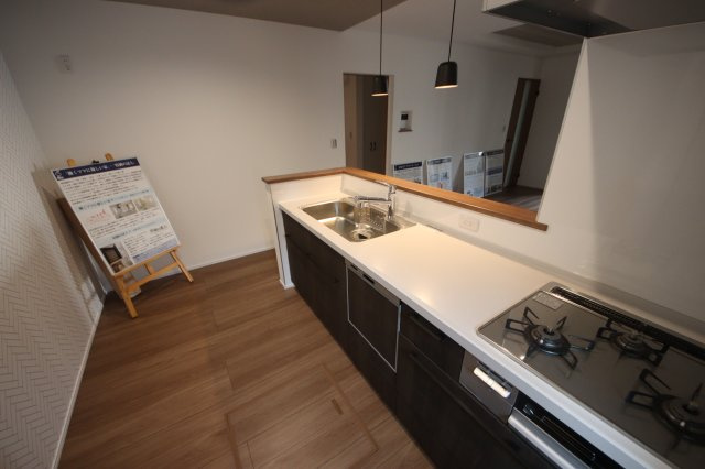 【キッチン】 | 《仲介手数料無料》南区大字広ヶ谷戸557-9(R号棟)新築一戸建 | 撮影日 3025年6月2日 16:00 晴れ