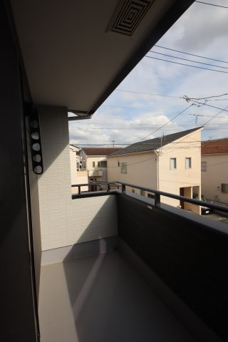 【バルコニー】 | 《仲介手数料無料》南区大字広ヶ谷戸557-9(R号棟)新築一戸建 | 撮影日 3025年6月2日 16:00 晴れ