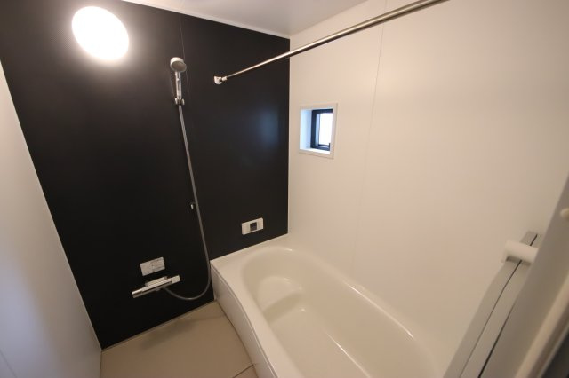 【浴室】 | 《仲介手数料無料》南区大字広ヶ谷戸557-9(R号棟)新築一戸建 | 撮影日 3025年6月2日 16:00 晴れ
