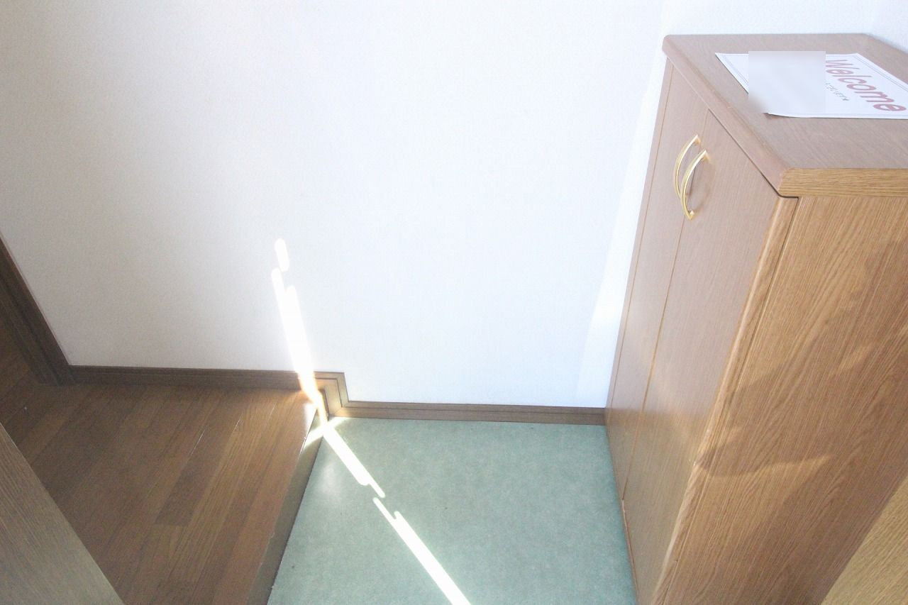 下野市小金井のアパートの玄関