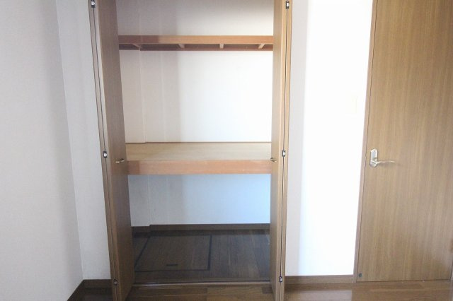 下野市小金井のアパートの洋室|北側洋室の収納