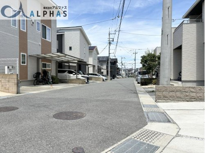 【前面道路含む現地写真】 | 明石市大久保町松陰　築浅一戸建て | 前面道路幅員6ｍ以上の為、らくらく駐車出来ます♪