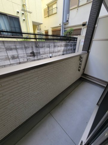 ジーメゾン寝屋川秦町アリビオのバルコニー