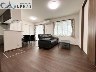 【居間・リビング】 | 加古川市尾上町安田　築浅一戸建て | リビングが南西向きの為、毎日明るく過ごせます♪
1階の雨戸は電動シャッターで開閉がしやすいです♪