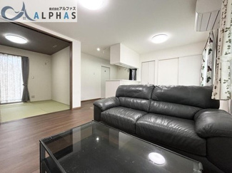 【居間・リビング】 | 加古川市尾上町安田　築浅一戸建て | 南西面ＬＤＫ＋和室仕切りを開放すれば約19.4帖の広々スペースになります♪