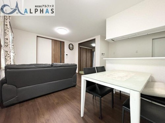 【居間・リビング】 | 加古川市尾上町安田　築浅一戸建て | ご家族みんながゆったりくつろげる広々リビングです♪