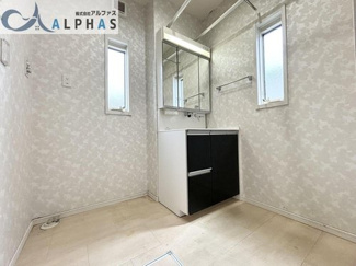 【脱衣所】 | 加古川市尾上町安田　築浅一戸建て | スタイリッシュな洗面空間がゆとりの時間を演出しております♪