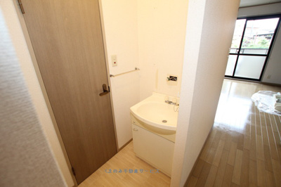 【洗面所】 | アムール樹 | 明るい玄関です
アムール樹102号室　2020年12月3日撮影
