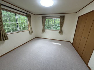 【洋室】 | 【北杜市高根町清里】県有地内の林間にある建物 | ２階の洋室