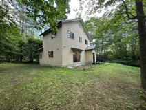 【北杜市高根町清里】県有地内の林間にある建物の画像