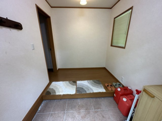 【玄関】 | 【商談中】県有地内の林間にある建物
