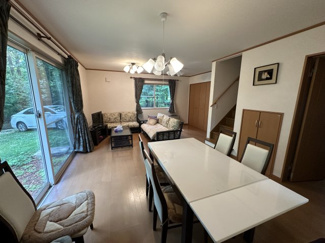 【居間・リビング】 | 【北杜市高根町清里】県有地内の林間にある建物