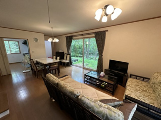 【居間・リビング】 | 【北杜市高根町清里】県有地内の林間にある建物