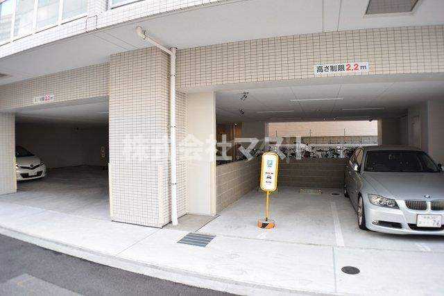 グレイス難波南の駐車場