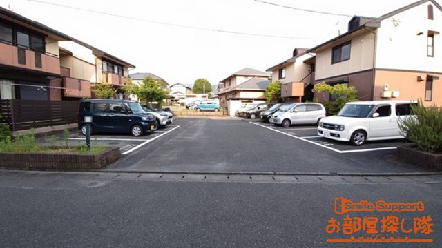 シャルムⅡの駐車場