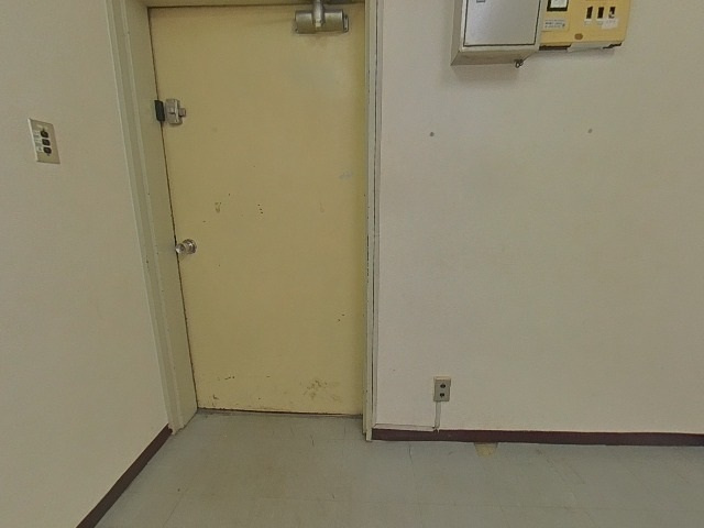 北條ビルの玄関