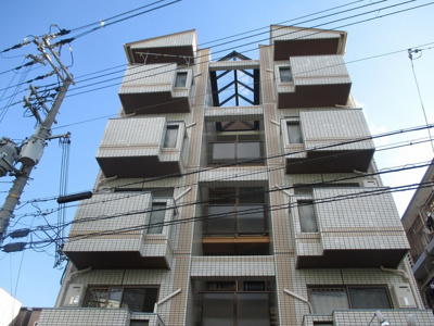 【外観】 | ベルメゾン豊新２ | 建物の個性を主張するシックな外観です