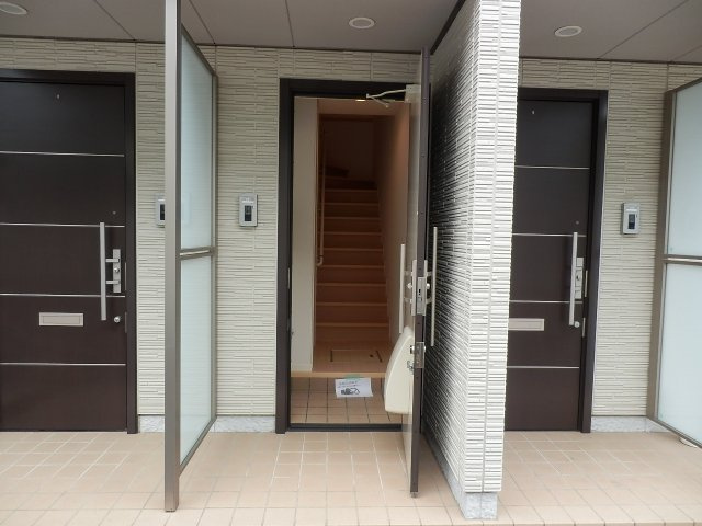 アジュール彦根Aのエントランス