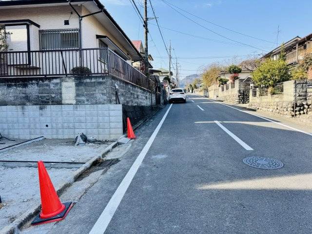 八王子市　元八王子町　新築一戸建て　６期の前面道路含む現地写真|～北側7ｍ公道に面しています～
