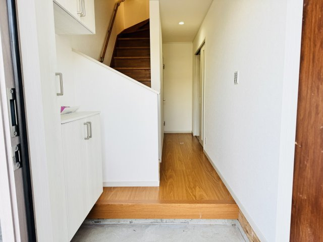 八王子市　元八王子町　新築一戸建て　６期の玄関|～玄関は安心のWロックキーを採用～