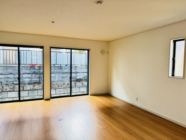八王子市　元八王子町　新築一戸建て　６期の居間・リビング|～20.0帖の明るいLDKで、家族団欒の時間をお過ごしいただけます～