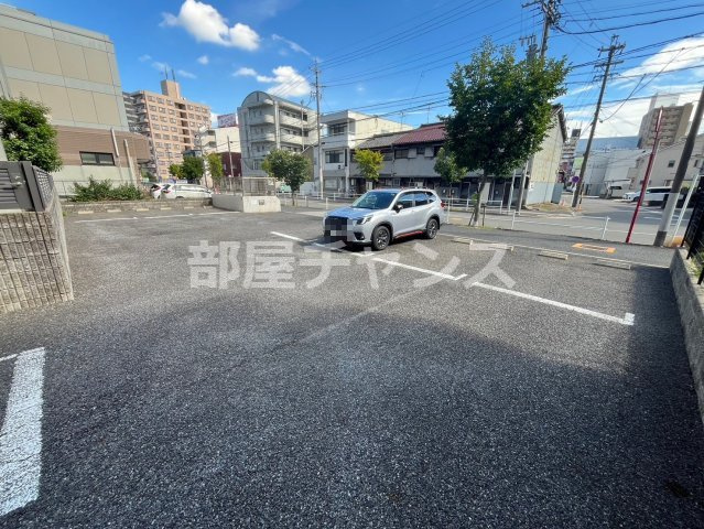 リエス鶴舞WEST TOWERの駐車場