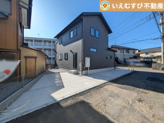 【駐車場】 | 2台駐車可能なスペース完備
しっかり舗装してある駐車スペースで天気が悪く足元が悪い日でも乗り降りしやすい♪