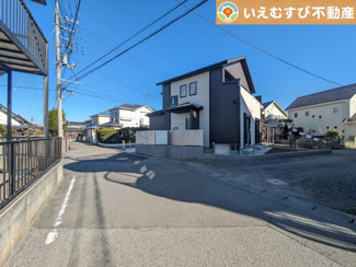 【前面道路含む現地写真】 | 充分な広さの4ｍ前面道路
間口が広くお車の出し入れも問題なく行えるスペースが確保されています♪