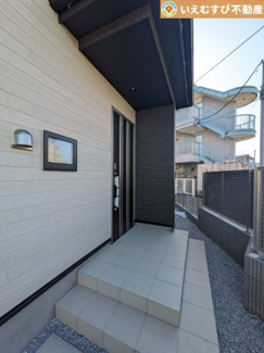 【エントランス】 | 落ち着いた色づかいのエントランス
駐車場からアクセスの良いエントランス。雨の日や荷物が多くても安心の動線♪